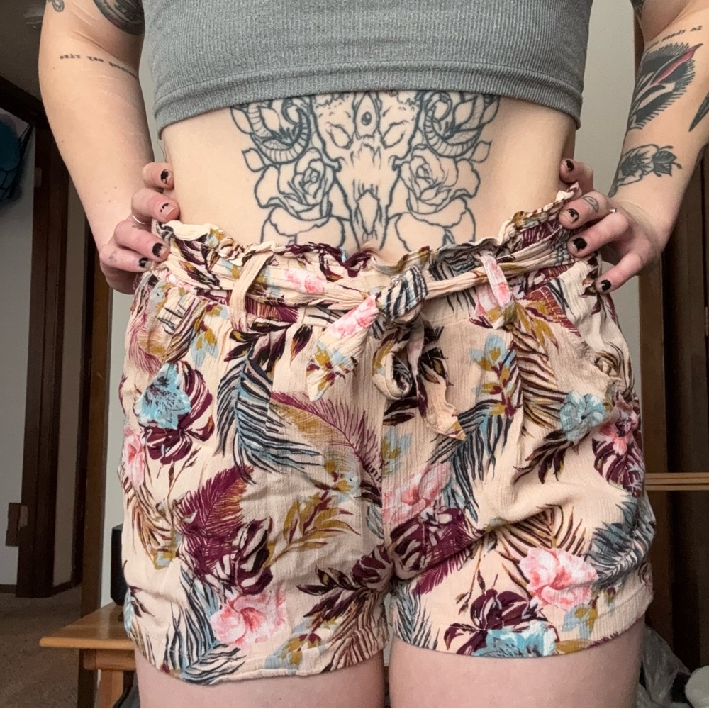 Jolt • Floral Print Shorts w Belt • Women’s Medium - Picture 4 of 9